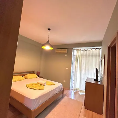 Central Inn Home Tirana Lägenhet